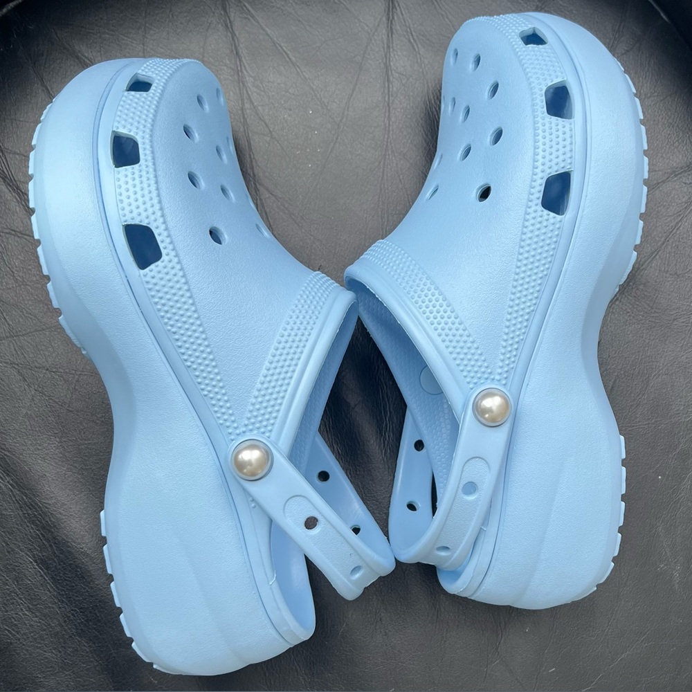 NWOT Crocs Women's Sz 11 Classic Platform Clog, blue calcite w/ faux pearl rivet
